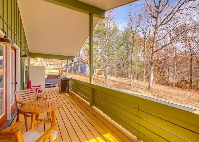Pet-Friendly Chattanooga Cabin With Hot Tub And Kayaks