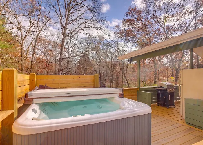 Pet-Friendly Chattanooga Cabin With Hot Tub And Kayaks